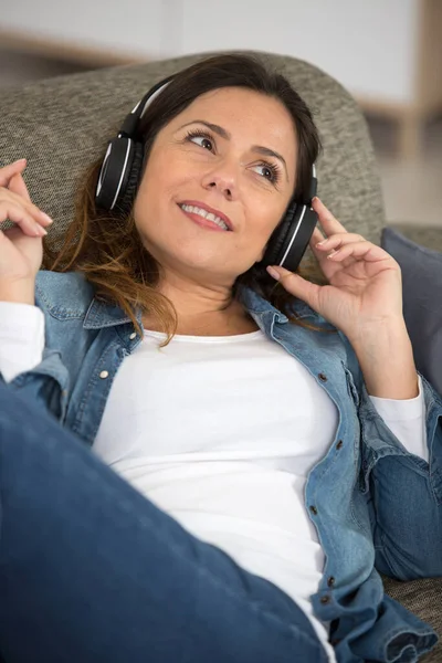 Lycklig Kvinna Med Hörlurar — Stockfoto