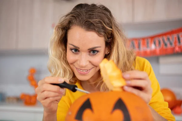 Joven Mujer Haciendo Halloween Decoración Bombeo —  Fotos de Stock