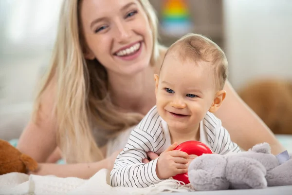 Laughing Baby Smiley Moeder Bed Liggen — Stockfoto