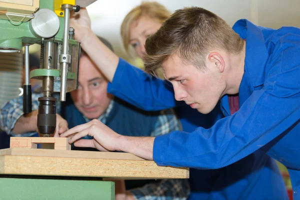 Ingenieur Bildet Männlichen Lehrling Auf Fräsmaschine Aus — Stockfoto