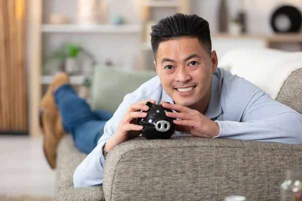 Ung Asiatisk Man Som Har Spargris — Stockfoto