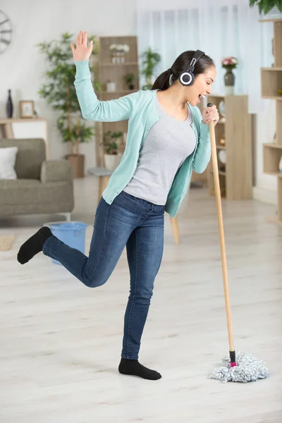 Haushälterin Tanzt Mit Wischmopp Bei Der Hausarbeit — Stockfoto