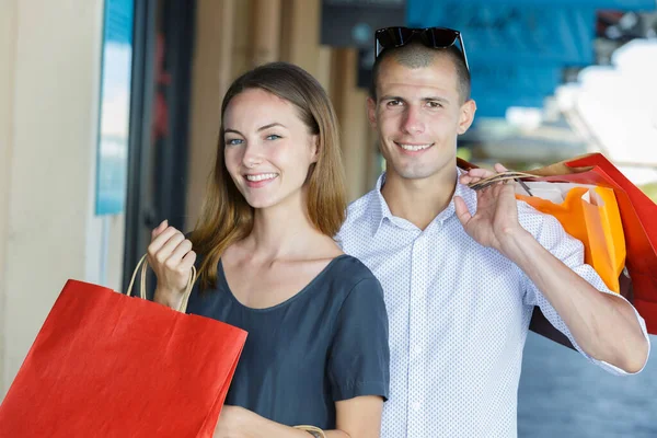 若い男と女のショッピング — ストック写真