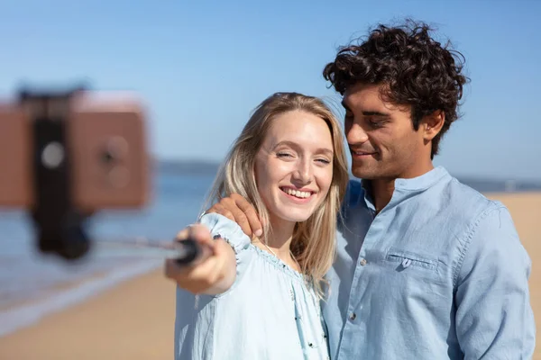 Zwei Liebende Machen Ein Selfie Foto Meer — Stockfoto
