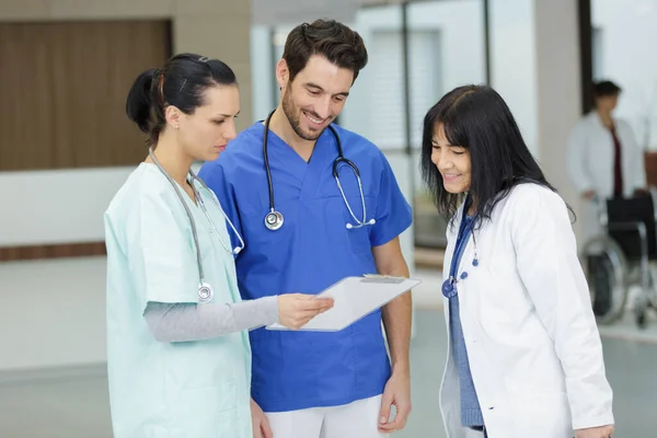 Sanitäter Oder Ärzte Und Stethoskop Auf Krankenhausflur — Stockfoto