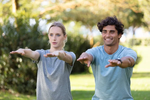 年轻夫妇在家练习瑜伽 — 图库照片