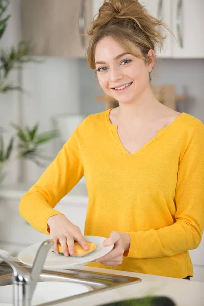 Молодая Леди Моет Посуду Дома — стоковое фото