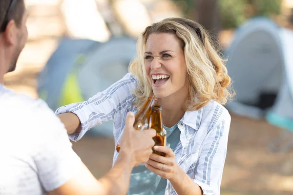 Menina Com Namorado Divertindo Bebendo Uma Cerveja Acampamento — Fotografia de Stock