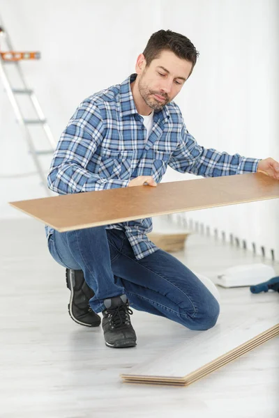 Muž Pracující Dřevěnou Deskou Doma — Stock fotografie