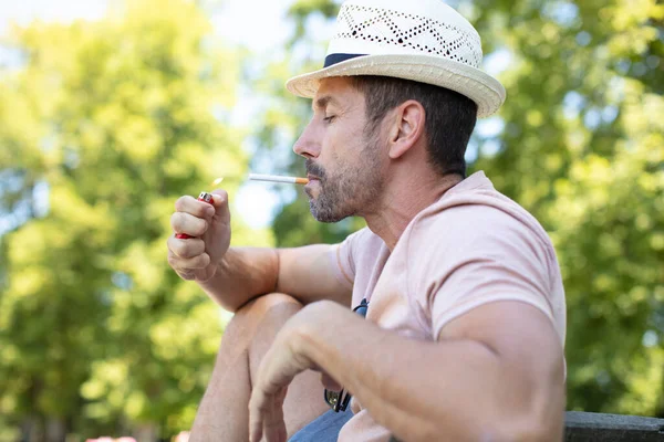 Homme Allume Une Cigarette Portrait Profil Extérieur Avec Mise Point — Photo