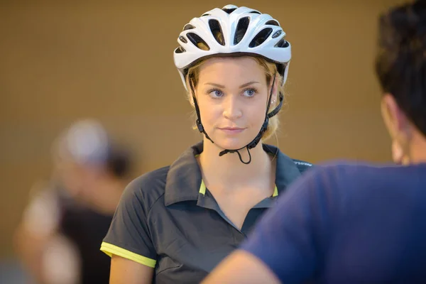 与教练交谈的女自行车手 — 图库照片