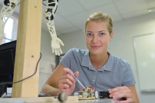 Een Vrouw Technicus Controleren Robot Machine — Stockfoto