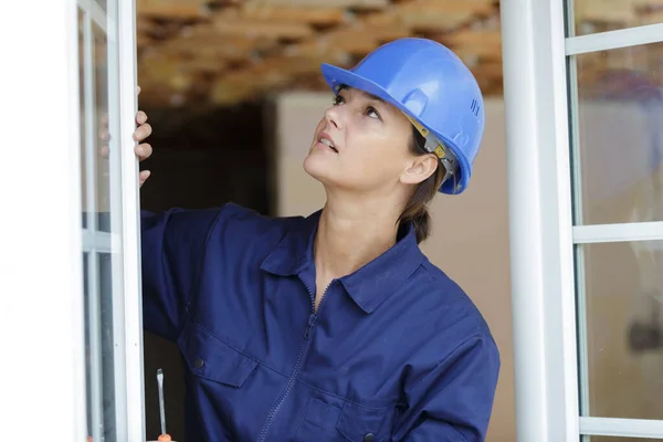 窓を監督する女性労働者 — ストック写真