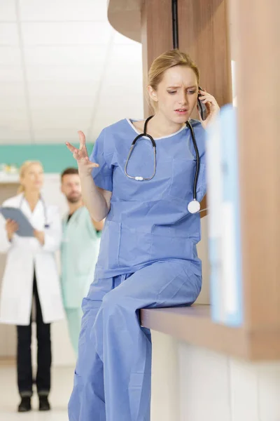 Retrato Uma Cirurgiã Perturbada Usando Telefone Celular Hospital — Fotografia de Stock