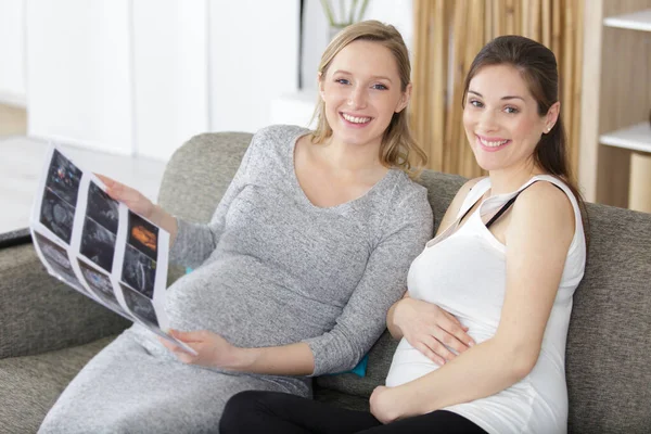 Δύο Έγκυες Γυναίκες Που Κοιτάζουν Αποτύπωμα Από Υπερηχογράφημα — Φωτογραφία Αρχείου