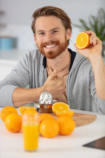 Άνθρωπος Που Κάνει Σπιτικό Χυμό Πορτοκάλι — Φωτογραφία Αρχείου