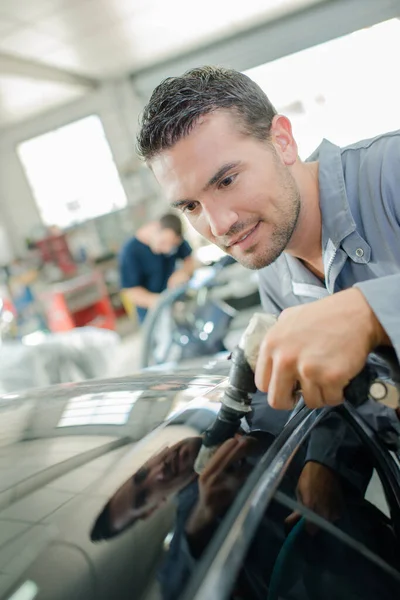 Male Worker Car Polishing — Stock Photo, Image