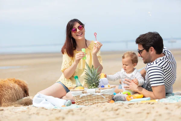 一家五口在海滩野餐 — 图库照片