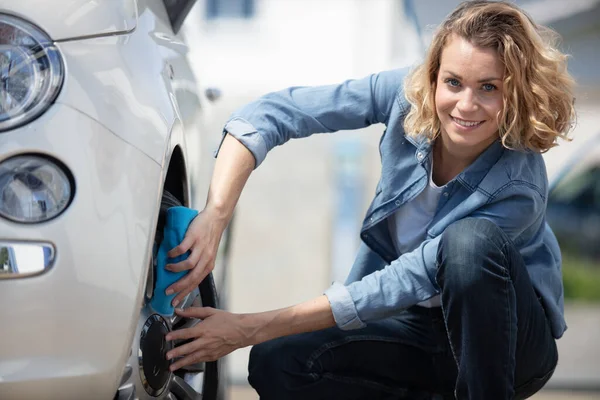 Glückliche Frau Beim Autowaschen — Stockfoto