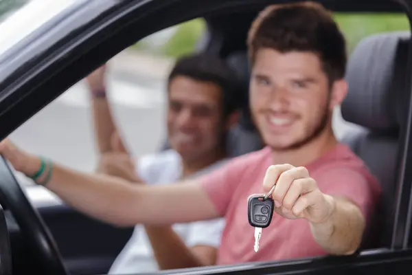 Glücklicher Mann Mit Schlüssel Sitzt Neuem Auto — Stockfoto