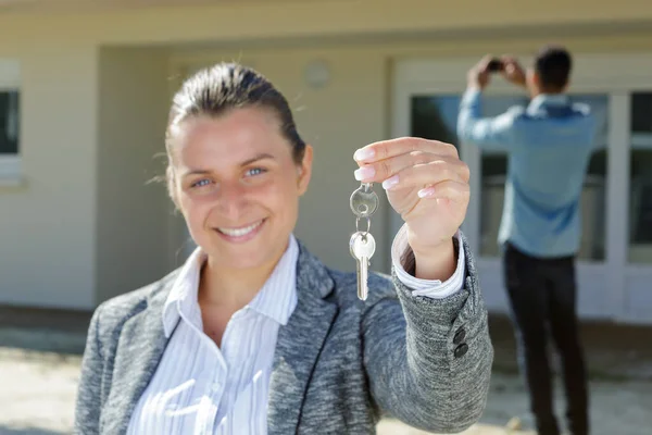 Ευτυχισμένη Γυναίκα Κρατάει Κλειδιά Στο Χέρι Της — Φωτογραφία Αρχείου