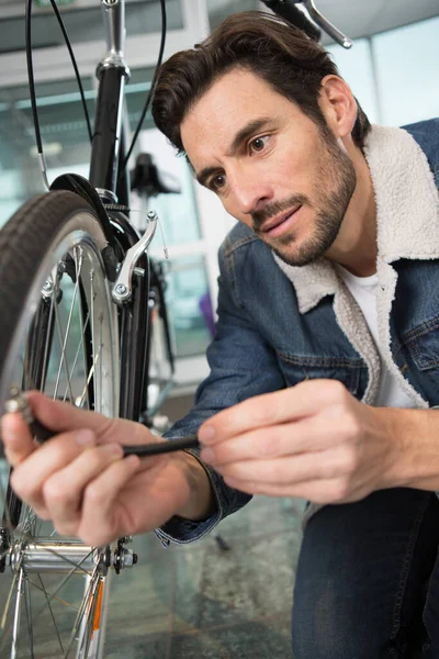 Bicycle Mechanic Fixing Bike Wheel — Stock Photo, Image