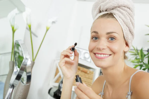 Mulher Aplicando Maquiagem Usando Escova Maquiagem — Fotografia de Stock