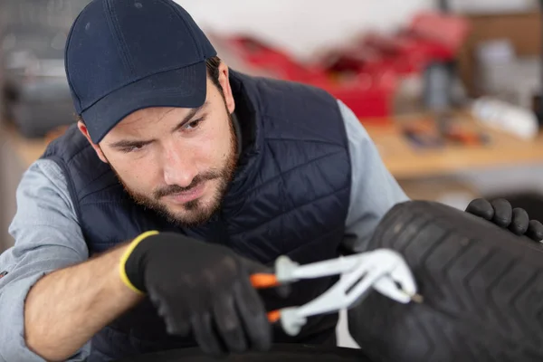 Ingeniero Masculino Que Utiliza Alicates Para Trabajar Neumáticos — Foto de Stock