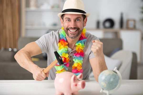 Homem Feliz Com Martelo Quebra Banco Porquinho — Fotografia de Stock