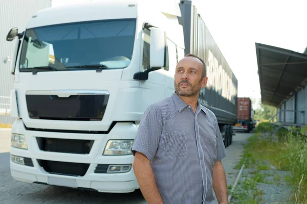 Dumny Kierowca Przed Ciężarówkami Przyczepami — Zdjęcie stockowe