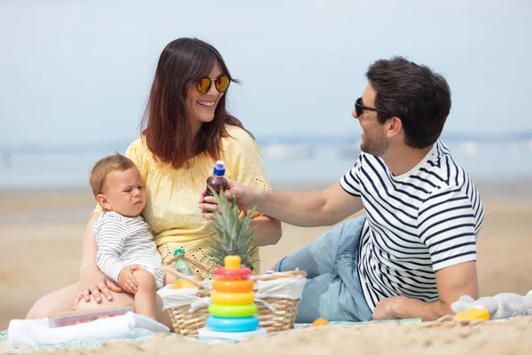 在海滩上散步的父母和男婴 — 图库照片