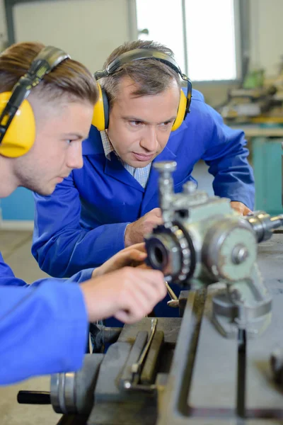 Zwei Ingenieure Mit Ohrenschützern Schauen Sich Maschinen — Stockfoto