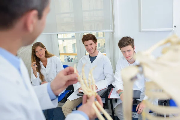 Männlicher Arzt Während Einer Vorlesung Medizinische Fakultät — Stockfoto