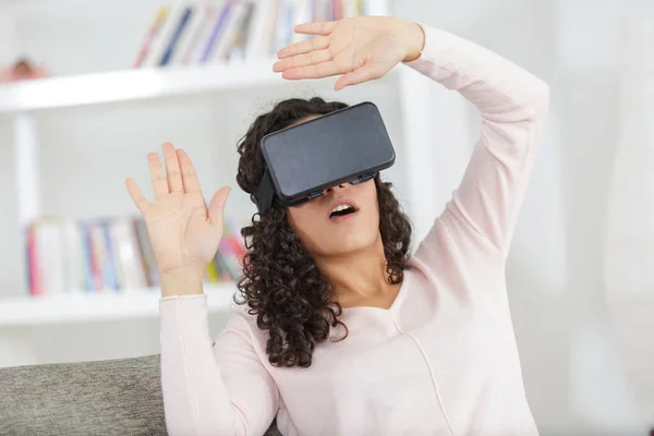 Mladá Žena Nosí Zařízení Virtuální Realita — Stock fotografie