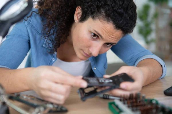 若い女性がコンピュータ部品を組み立て — ストック写真