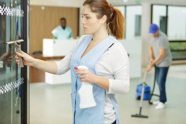 女性労働者が病院でガラス掃除を — ストック写真
