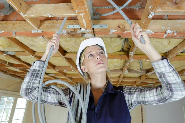 Female Electrician Fixing Ceiling Lighting — Stock Photo, Image