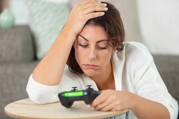 Miserable Mujer Sosteniendo Ordenador Gamepad — Foto de Stock