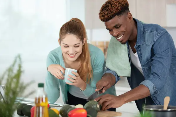 Lief Paar Samen Koken Keuken Thuis — Stockfoto