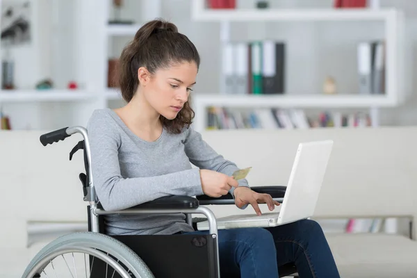 Joven Mujer Discapacitada Compras Línea Con Tarjeta Crédito Portátil —  Fotos de Stock