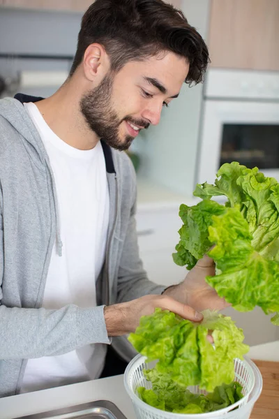 Homem Desportivo Está Preparando Uma Salada Cozinha — Fotografia de Stock