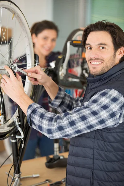 Uomo Che Lavora Negozio Riparazione Biciclette — Foto Stock