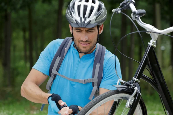 Αρσενικό Ποδηλάτης Φουσκώνει Μπροστινό Ελαστικό Του Ποδηλάτου Του — Φωτογραφία Αρχείου