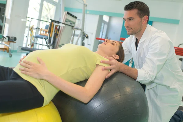 Doğum Okulunda Fizyoterapistle Egzersiz Yapan Hamile Bir Kadın — Stok fotoğraf