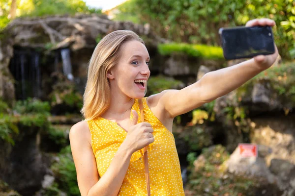 Woman Taking Selfie Thumbs Tourist Destination — Stock Photo, Image