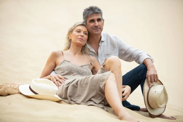 Seniorenpaar Genießt Entspannten Strandurlaub Auf Düne — Stockfoto