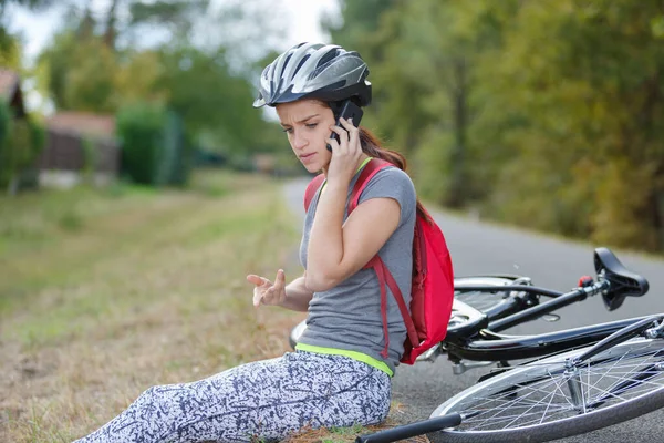 Giovane Donna Che Chiede Aiuto Dopo Essere Caduta Dalla Bicicletta — Foto Stock