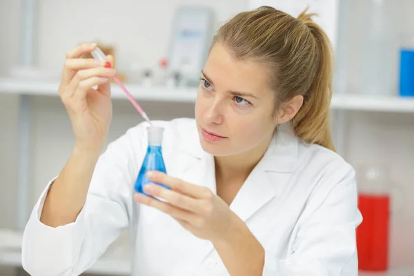 Woman Lab Worker Concentrated Liquid —  Fotos de Stock