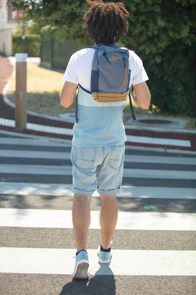 Junger Mann Überquert Straße Der Stadt — Stockfoto