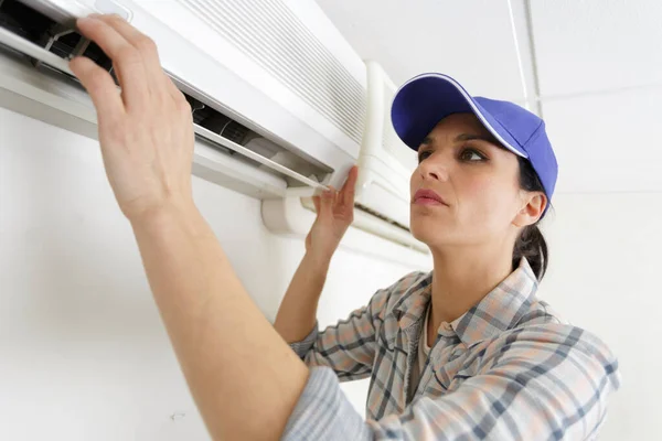 Kvinnlig Operatör Inspekterar Luftkonditionering — Stockfoto
